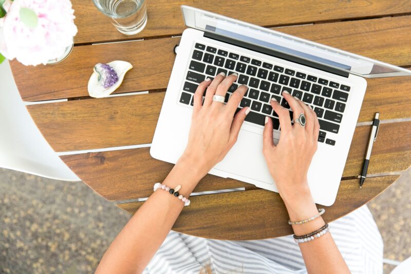 influenceur travaillant sur pc