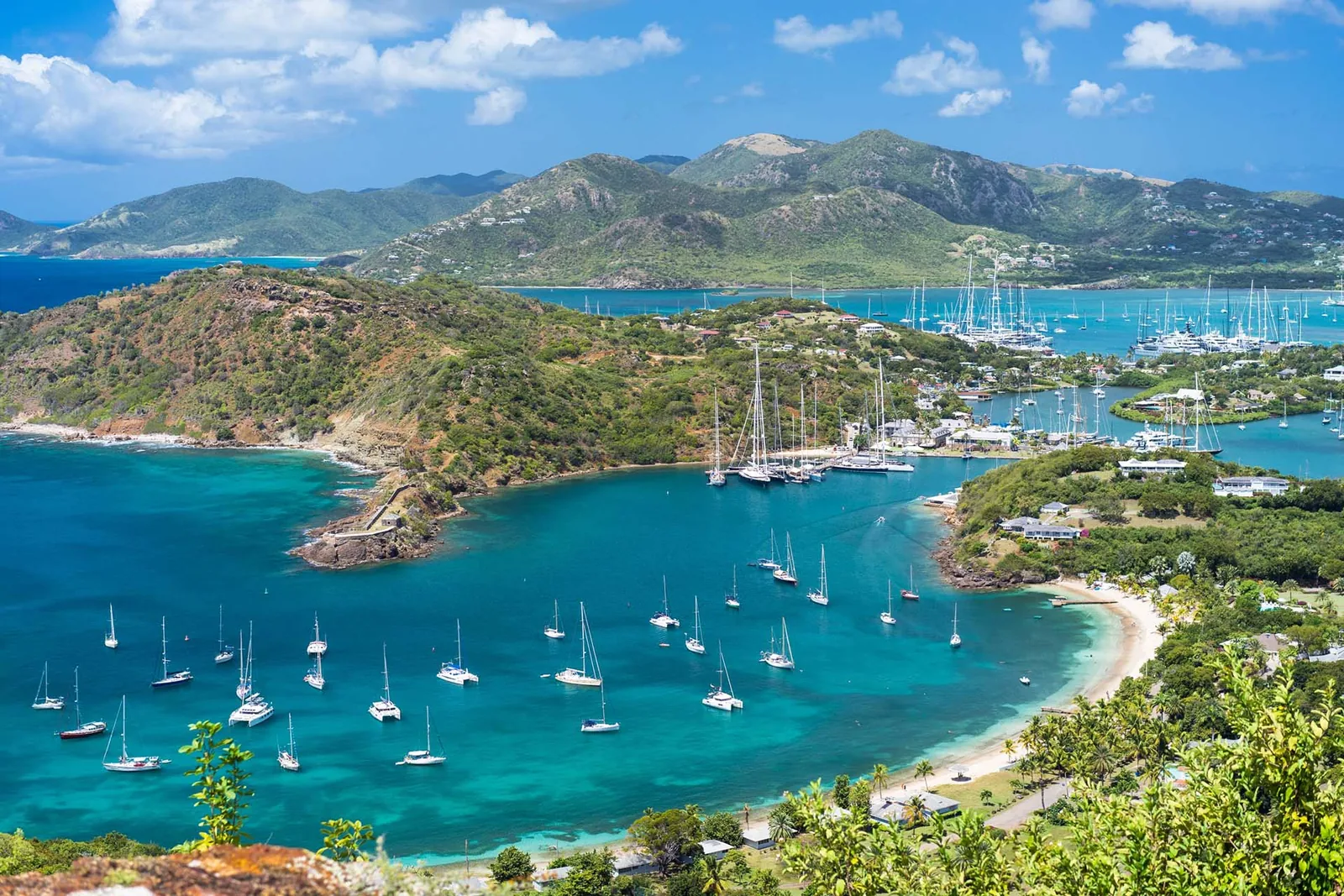 Bucht mit Segelbooten auf Antigua