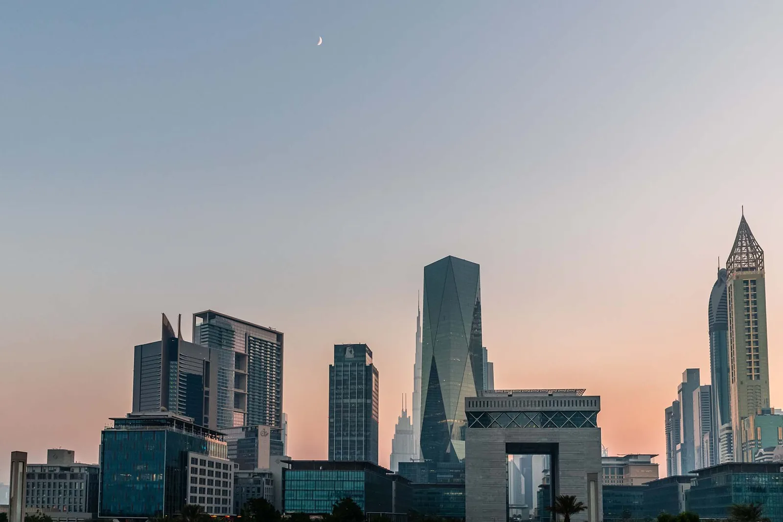 Skyline von Dubai in der Dämmerung