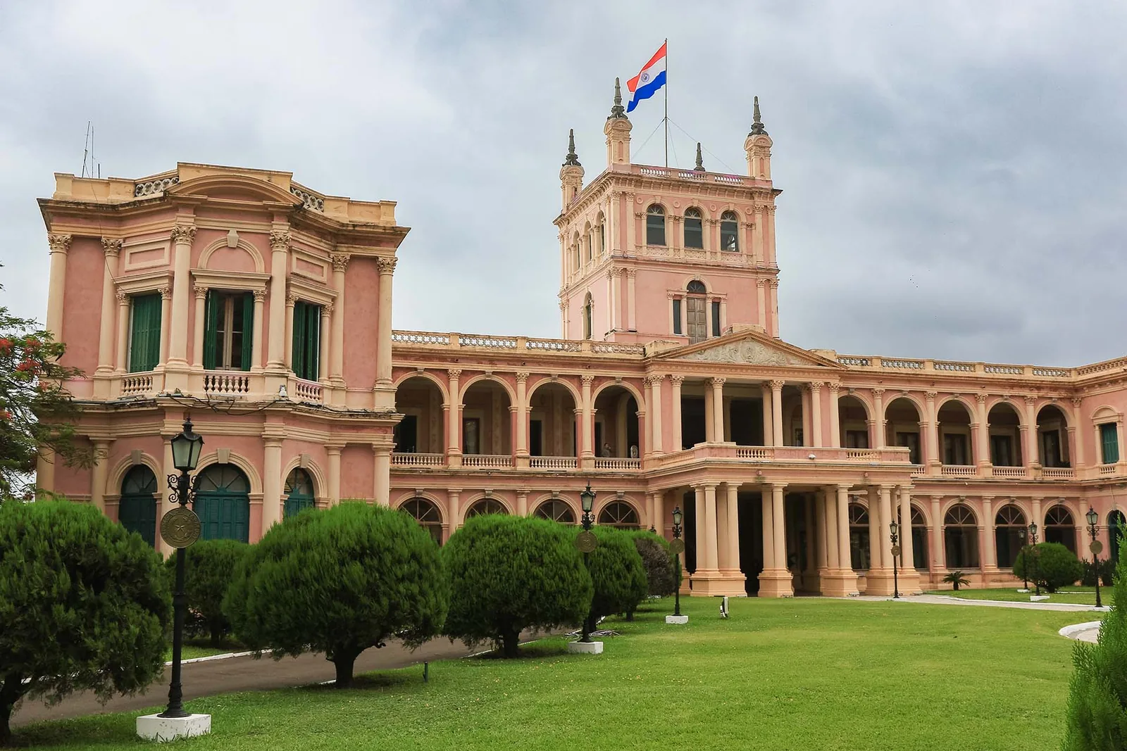 Where to emigrate with little money? 10 countries + tips