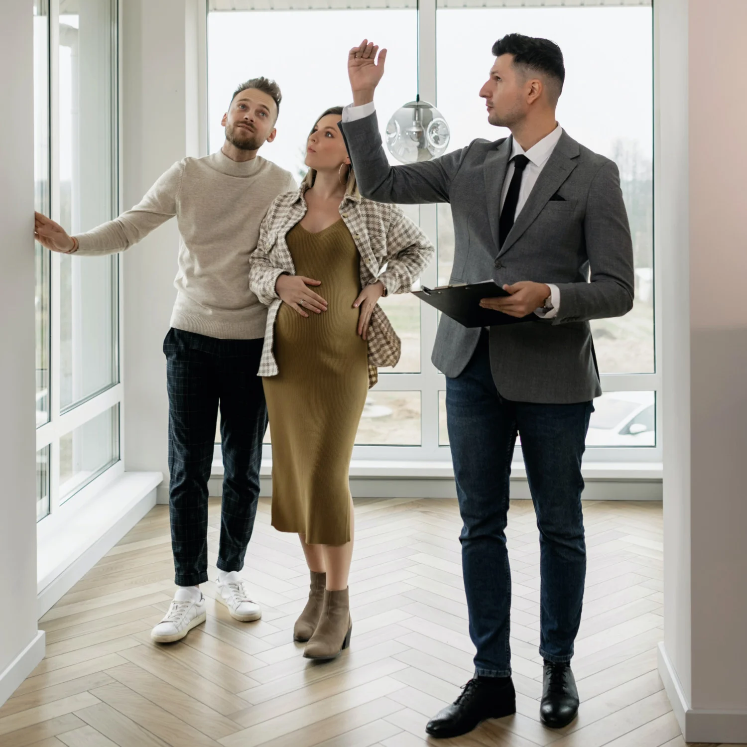 agent immobilier avec jeune couple