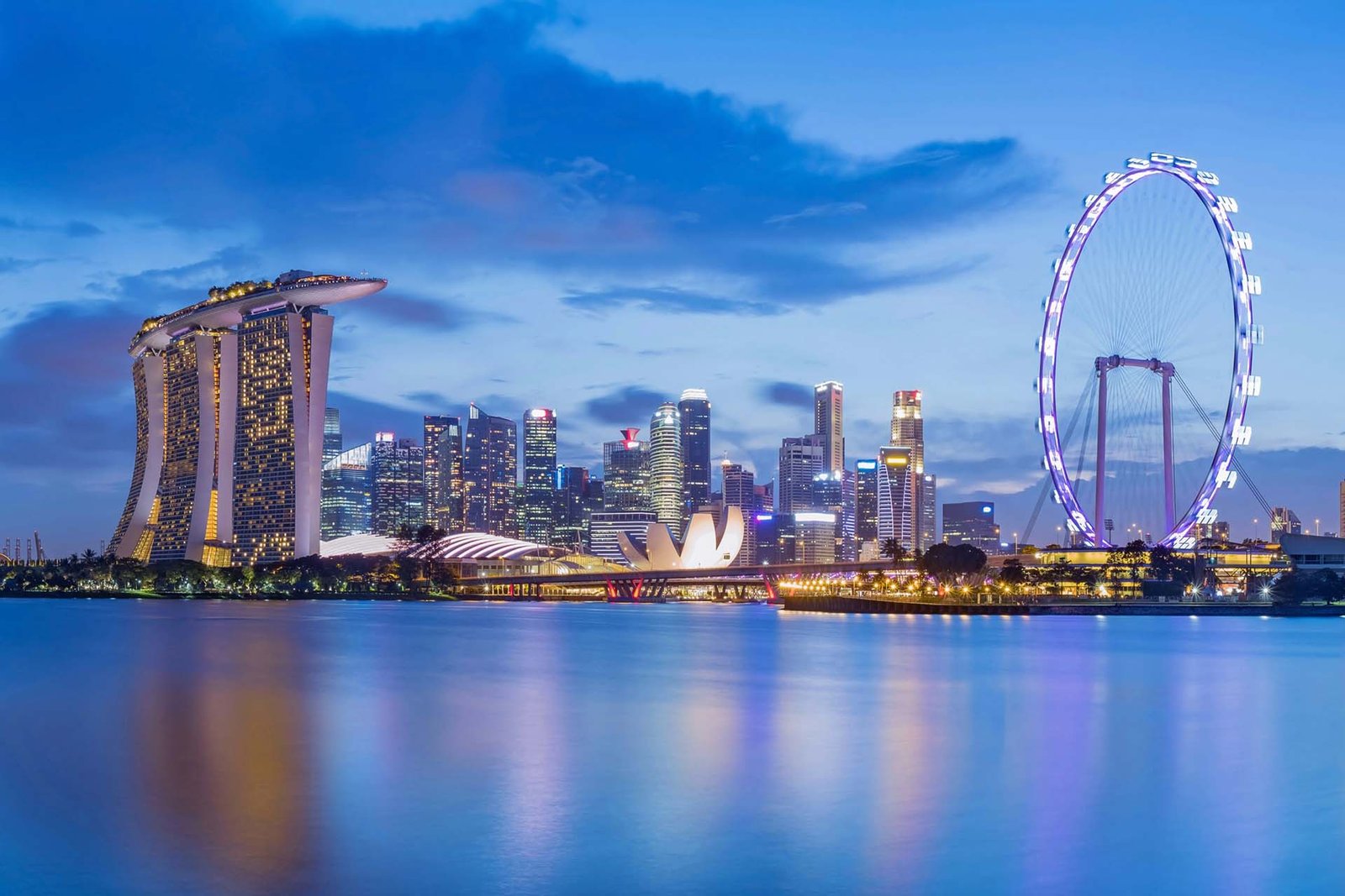 skyline di singapore ora blu